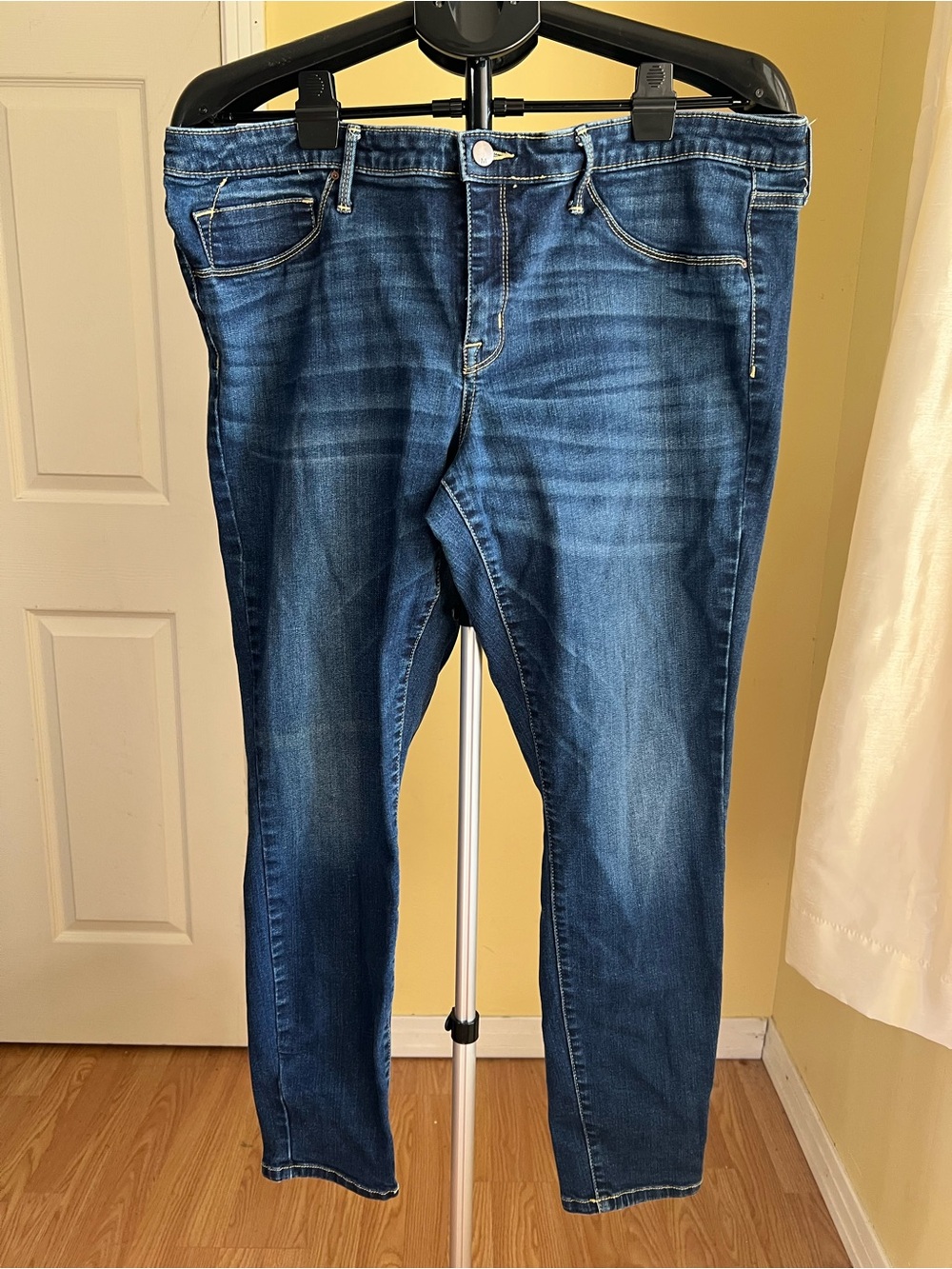Mossimo Mid-Rise Jegging Jeans — Size 18/34R